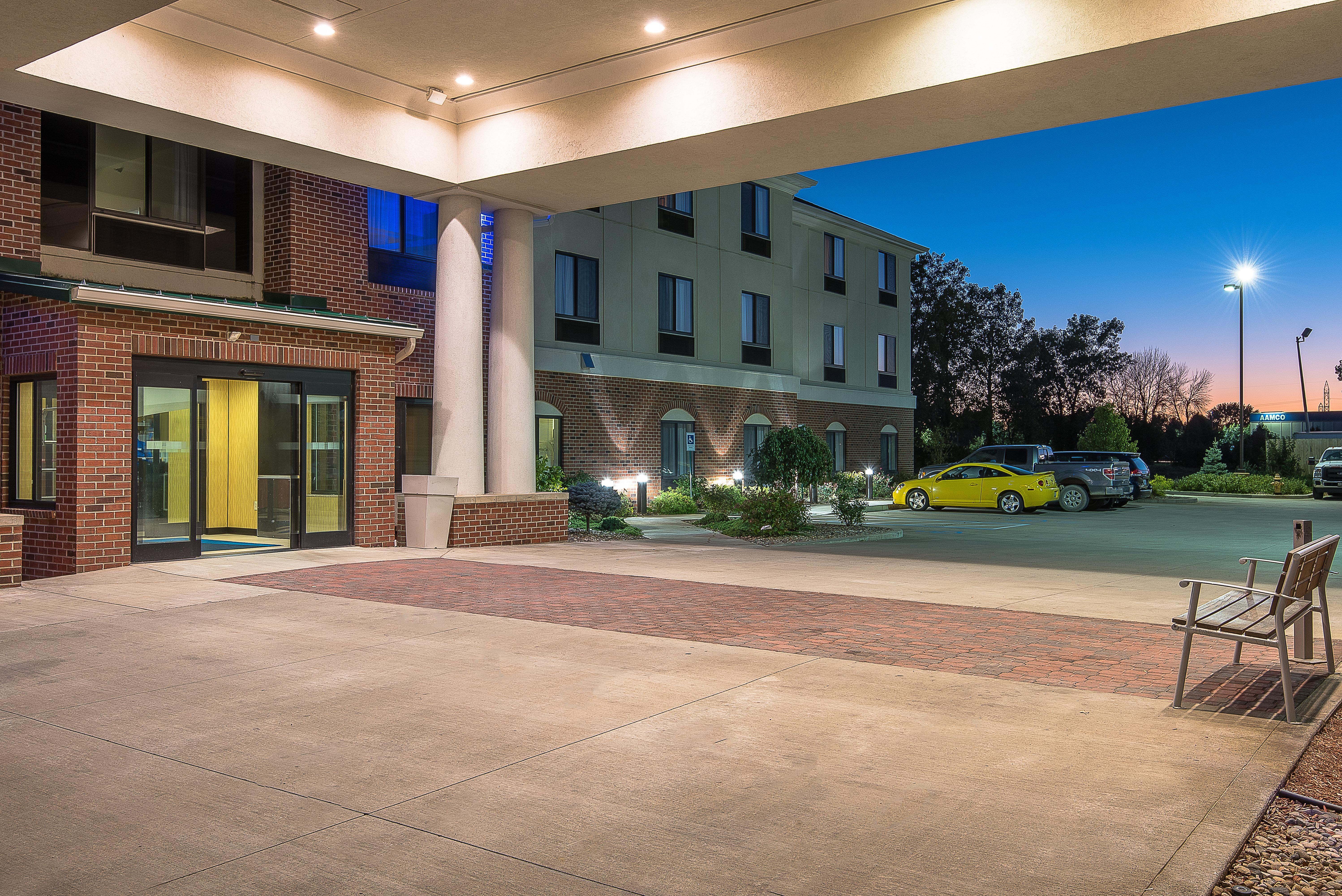 Express And East By Ihg 2*
